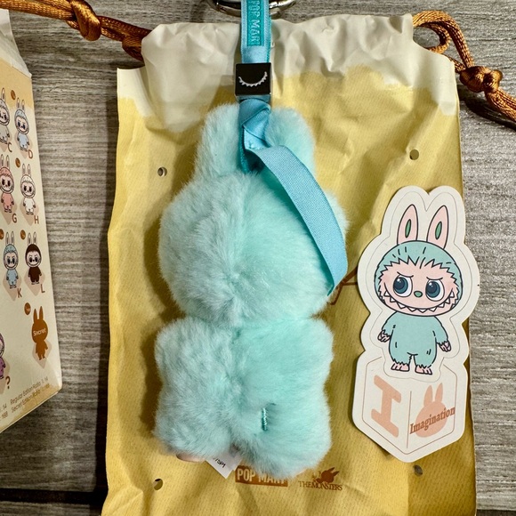 Authentic LaBuBu- Pin for Love vinyl plush pendant in Letter: I - Picture 4 of 5